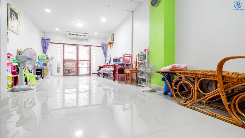 ทาวน์เฮ้าส์มือสองนนทบุรี หมู่บ้าน ช.รุ่งเรือง6 ทำเลบางบัวทอง ติดถ.บางกรวย-ไทรน้อย เนื้อที่ 23.2 ตร.ว. ฟังก์ชั่น 2นอน 2น้ำ ครบครันทั้งครัวเคาน์เตอร์+โรงรถ แถมแอร์ 2 เครื่อง! บนทำเลติดถนนใหญ่ เชื่อมต่อหลายเส้นทางทั้งถ.รัตนาธิเบศร์ ,ถ.ราชพฤกษ์ ,ถ.ชัยพฤกษ์ ใกล้เซ็นทรัลเวสต์เกต และรถไฟฟ้าสถานีบางพลู ราคาเกินคุ้ม!!