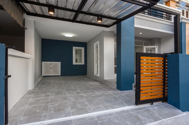 บ้านมือสองตกแต่งใหม่ ม.ทิพย์พิมานการ์เด้น บ้านกล้วย-ไทรน้อย (หน้ากว้าง 6 เมตร) เนื้อที่ 18.2 ตร.ว. จัดเต็มให้ครบทุกฟังก์ชั่น 3 ห้องนอน 2 ห้องน้ำ มีครัวเคาน์เตอร์ บนสุดยอดทำเล! เดินทางสะดวกเข้า-ออกได้ 2 เส้นทางหลัก ได้แก่ ซอยวัดลาดปลาดุก , บ้านกล้วย-ไทรน้อย ใกล้เซ็นทรัลเวสต์เกต และรถไฟฟ้าสถานี "คลองบางไผ่"