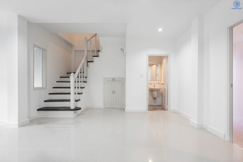 บ้านมือสองตกแต่งใหม่ ม.ทิพย์พิมานการ์เด้น บ้านกล้วย-ไทรน้อย (หน้ากว้าง 6 เมตร) เนื้อที่ 18.2 ตร.ว. จัดเต็มให้ครบทุกฟังก์ชั่น 3 ห้องนอน 2 ห้องน้ำ มีครัวเคาน์เตอร์ บนสุดยอดทำเล! เดินทางสะดวกเข้า-ออกได้ 2 เส้นทางหลัก ได้แก่ ซอยวัดลาดปลาดุก , บ้านกล้วย-ไทรน้อย ใกล้เซ็นทรัลเวสต์เกต และรถไฟฟ้าสถานี "คลองบางไผ่"