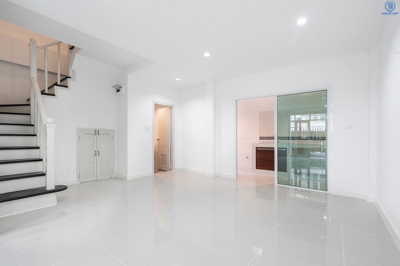 บ้านมือสองตกแต่งใหม่ ม.ทิพย์พิมานการ์เด้น บ้านกล้วย-ไทรน้อย (หน้ากว้าง 6 เมตร) เนื้อที่ 18.2 ตร.ว. จัดเต็มให้ครบทุกฟังก์ชั่น 3 ห้องนอน 2 ห้องน้ำ มีครัวเคาน์เตอร์ บนสุดยอดทำเล! เดินทางสะดวกเข้า-ออกได้ 2 เส้นทางหลัก ได้แก่ ซอยวัดลาดปลาดุก , บ้านกล้วย-ไทรน้อย ใกล้เซ็นทรัลเวสต์เกต และรถไฟฟ้าสถานี "คลองบางไผ่"