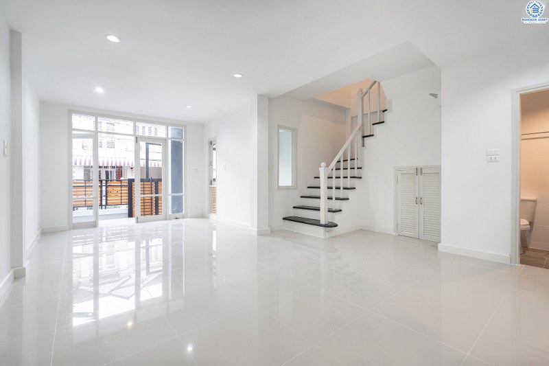 บ้านมือสองตกแต่งใหม่ ม.ทิพย์พิมานการ์เด้น บ้านกล้วย-ไทรน้อย (หน้ากว้าง 6 เมตร) เนื้อที่ 18.2 ตร.ว. จัดเต็มให้ครบทุกฟังก์ชั่น 3 ห้องนอน 2 ห้องน้ำ มีครัวเคาน์เตอร์ บนสุดยอดทำเล! เดินทางสะดวกเข้า-ออกได้ 2 เส้นทางหลัก ได้แก่ ซอยวัดลาดปลาดุก , บ้านกล้วย-ไทรน้อย ใกล้เซ็นทรัลเวสต์เกต และรถไฟฟ้าสถานี "คลองบางไผ่"