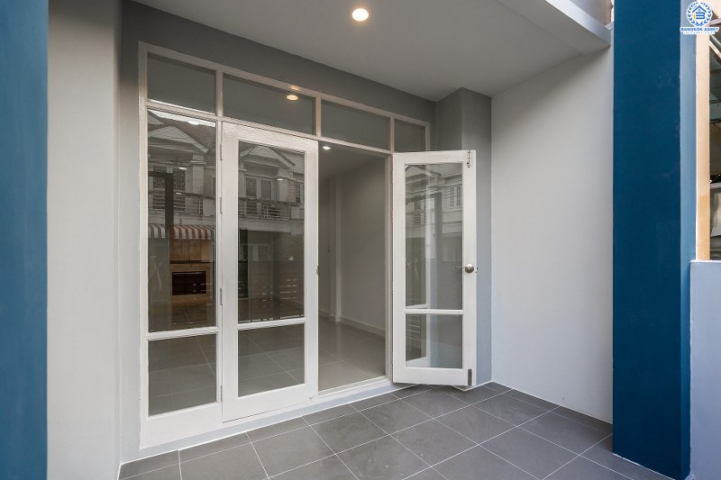 บ้านมือสองตกแต่งใหม่ ม.ทิพย์พิมานการ์เด้น บ้านกล้วย-ไทรน้อย (หน้ากว้าง 6 เมตร) เนื้อที่ 18.2 ตร.ว. จัดเต็มให้ครบทุกฟังก์ชั่น 3 ห้องนอน 2 ห้องน้ำ มีครัวเคาน์เตอร์ บนสุดยอดทำเล! เดินทางสะดวกเข้า-ออกได้ 2 เส้นทางหลัก ได้แก่ ซอยวัดลาดปลาดุก , บ้านกล้วย-ไทรน้อย ใกล้เซ็นทรัลเวสต์เกต และรถไฟฟ้าสถานี "คลองบางไผ่"