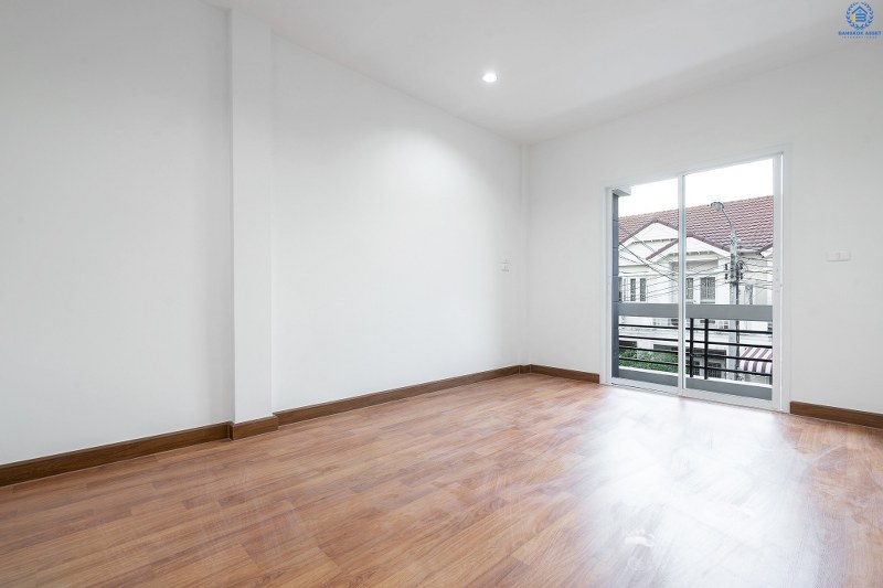 บ้านมือสองตกแต่งใหม่ ม.ทิพย์พิมานการ์เด้น บ้านกล้วย-ไทรน้อย (หน้ากว้าง 6 เมตร) เนื้อที่ 18.2 ตร.ว. จัดเต็มให้ครบทุกฟังก์ชั่น 3 ห้องนอน 2 ห้องน้ำ มีครัวเคาน์เตอร์ บนสุดยอดทำเล! เดินทางสะดวกเข้า-ออกได้ 2 เส้นทางหลัก ได้แก่ ซอยวัดลาดปลาดุก , บ้านกล้วย-ไทรน้อย ใกล้เซ็นทรัลเวสต์เกต และรถไฟฟ้าสถานี "คลองบางไผ่"