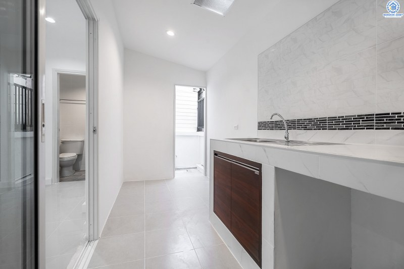 บ้านมือสองตกแต่งใหม่ ม.ทิพย์พิมานการ์เด้น บ้านกล้วย-ไทรน้อย (หน้ากว้าง 6 เมตร) เนื้อที่ 18.2 ตร.ว. จัดเต็มให้ครบทุกฟังก์ชั่น 3 ห้องนอน 2 ห้องน้ำ มีครัวเคาน์เตอร์ บนสุดยอดทำเล! เดินทางสะดวกเข้า-ออกได้ 2 เส้นทางหลัก ได้แก่ ซอยวัดลาดปลาดุก , บ้านกล้วย-ไทรน้อย ใกล้เซ็นทรัลเวสต์เกต และรถไฟฟ้าสถานี "คลองบางไผ่"