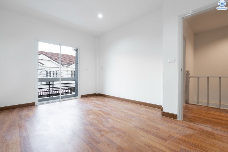 บ้านมือสองตกแต่งใหม่ ม.ทิพย์พิมานการ์เด้น บ้านกล้วย-ไทรน้อย (หน้ากว้าง 6 เมตร) เนื้อที่ 18.2 ตร.ว. จัดเต็มให้ครบทุกฟังก์ชั่น 3 ห้องนอน 2 ห้องน้ำ มีครัวเคาน์เตอร์ บนสุดยอดทำเล! เดินทางสะดวกเข้า-ออกได้ 2 เส้นทางหลัก ได้แก่ ซอยวัดลาดปลาดุก , บ้านกล้วย-ไทรน้อย ใกล้เซ็นทรัลเวสต์เกต และรถไฟฟ้าสถานี "คลองบางไผ่"