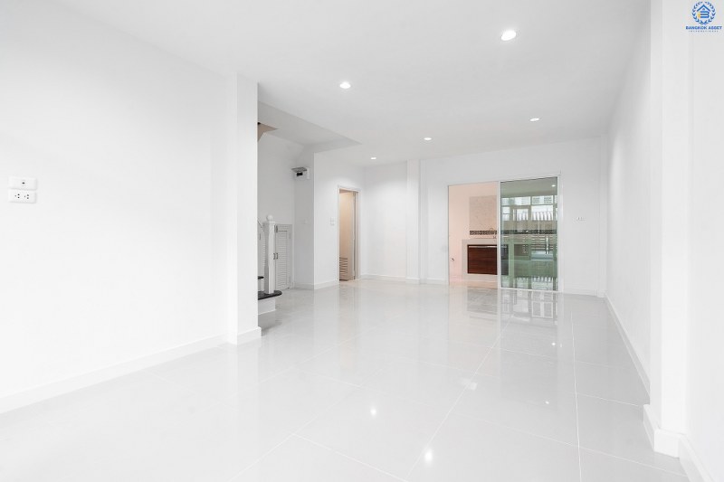 บ้านมือสองตกแต่งใหม่ ม.ทิพย์พิมานการ์เด้น บ้านกล้วย-ไทรน้อย (หน้ากว้าง 6 เมตร) เนื้อที่ 18.2 ตร.ว. จัดเต็มให้ครบทุกฟังก์ชั่น 3 ห้องนอน 2 ห้องน้ำ มีครัวเคาน์เตอร์ บนสุดยอดทำเล! เดินทางสะดวกเข้า-ออกได้ 2 เส้นทางหลัก ได้แก่ ซอยวัดลาดปลาดุก , บ้านกล้วย-ไทรน้อย ใกล้เซ็นทรัลเวสต์เกต และรถไฟฟ้าสถานี "คลองบางไผ่"