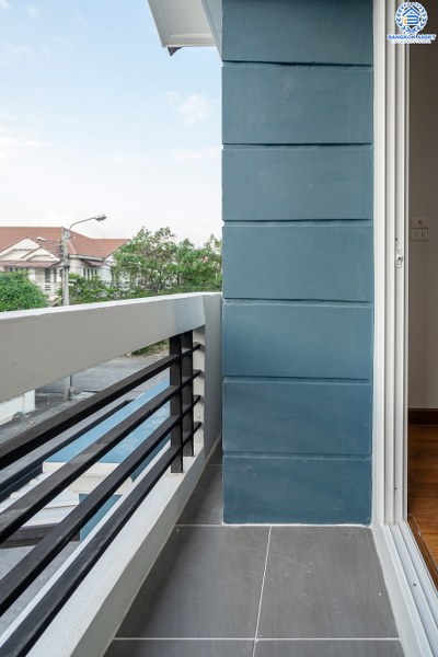 บ้านมือสองตกแต่งใหม่ ม.ทิพย์พิมานการ์เด้น บ้านกล้วย-ไทรน้อย (หน้ากว้าง 6 เมตร) เนื้อที่ 18.2 ตร.ว. จัดเต็มให้ครบทุกฟังก์ชั่น 3 ห้องนอน 2 ห้องน้ำ มีครัวเคาน์เตอร์ บนสุดยอดทำเล! เดินทางสะดวกเข้า-ออกได้ 2 เส้นทางหลัก ได้แก่ ซอยวัดลาดปลาดุก , บ้านกล้วย-ไทรน้อย ใกล้เซ็นทรัลเวสต์เกต และรถไฟฟ้าสถานี "คลองบางไผ่"