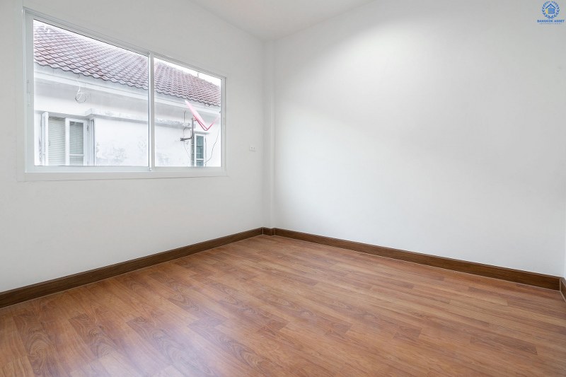 บ้านมือสองตกแต่งใหม่ ม.ทิพย์พิมานการ์เด้น บ้านกล้วย-ไทรน้อย (หน้ากว้าง 6 เมตร) เนื้อที่ 18.2 ตร.ว. จัดเต็มให้ครบทุกฟังก์ชั่น 3 ห้องนอน 2 ห้องน้ำ มีครัวเคาน์เตอร์ บนสุดยอดทำเล! เดินทางสะดวกเข้า-ออกได้ 2 เส้นทางหลัก ได้แก่ ซอยวัดลาดปลาดุก , บ้านกล้วย-ไทรน้อย ใกล้เซ็นทรัลเวสต์เกต และรถไฟฟ้าสถานี "คลองบางไผ่"