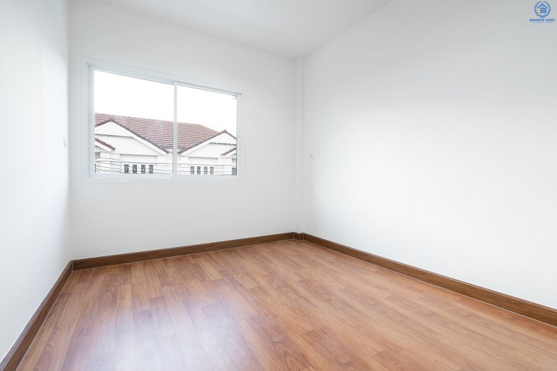 บ้านมือสองตกแต่งใหม่ ม.ทิพย์พิมานการ์เด้น บ้านกล้วย-ไทรน้อย (หน้ากว้าง 6 เมตร) เนื้อที่ 18.2 ตร.ว. จัดเต็มให้ครบทุกฟังก์ชั่น 3 ห้องนอน 2 ห้องน้ำ มีครัวเคาน์เตอร์ บนสุดยอดทำเล! เดินทางสะดวกเข้า-ออกได้ 2 เส้นทางหลัก ได้แก่ ซอยวัดลาดปลาดุก , บ้านกล้วย-ไทรน้อย ใกล้เซ็นทรัลเวสต์เกต และรถไฟฟ้าสถานี "คลองบางไผ่"