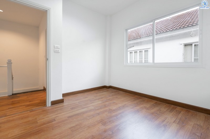 บ้านมือสองตกแต่งใหม่ ม.ทิพย์พิมานการ์เด้น บ้านกล้วย-ไทรน้อย (หน้ากว้าง 6 เมตร) เนื้อที่ 18.2 ตร.ว. จัดเต็มให้ครบทุกฟังก์ชั่น 3 ห้องนอน 2 ห้องน้ำ มีครัวเคาน์เตอร์ บนสุดยอดทำเล! เดินทางสะดวกเข้า-ออกได้ 2 เส้นทางหลัก ได้แก่ ซอยวัดลาดปลาดุก , บ้านกล้วย-ไทรน้อย ใกล้เซ็นทรัลเวสต์เกต และรถไฟฟ้าสถานี "คลองบางไผ่"