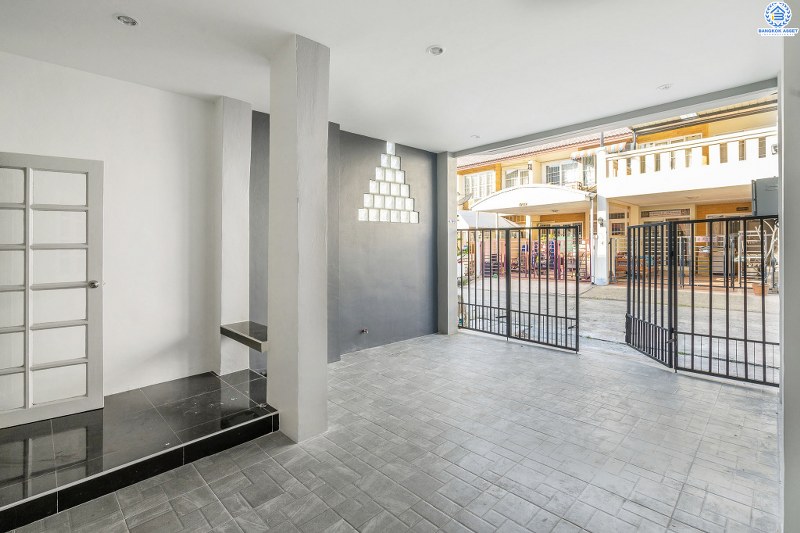 บ้านมือสองตกแต่งใหม่ ใกล้เซ็นทรัลแจ้งวัฒนะ ม.ทรัพย์วัฒนะ (แจ้งวัฒนะ-ปากเกร็ด17) บ้านพร้อมอยู่ ครบครันทุกฟังก์ชั่น เนื้อที่ 18 ตร.ว. 3 ห้องนอน 2 ห้องน้ำ มีครัวเคาน์เตอร์+โรงรถ พร้อมไฟดาวน์ไลท์ทั้งหลัง บนทำเลดีที่สุด! หน้าโครงการห่างจากเซ็นทรัลฯ เพียง 800 เมตร ใกล้ห้าแยกปากเกร็ด ,เมืองทองธานี และรถไฟฟ้าสายสีชมพู เปิดจองแล้ววันนี้..ในราคาพิเศษ