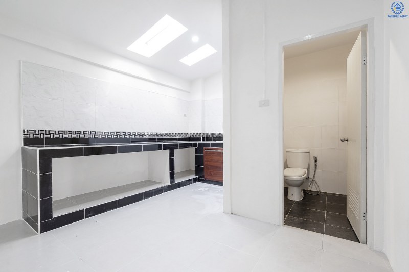 บ้านมือสองตกแต่งใหม่ ใกล้เซ็นทรัลแจ้งวัฒนะ ม.ทรัพย์วัฒนะ (แจ้งวัฒนะ-ปากเกร็ด17) บ้านพร้อมอยู่ ครบครันทุกฟังก์ชั่น เนื้อที่ 18 ตร.ว. 3 ห้องนอน 2 ห้องน้ำ มีครัวเคาน์เตอร์+โรงรถ พร้อมไฟดาวน์ไลท์ทั้งหลัง บนทำเลดีที่สุด! หน้าโครงการห่างจากเซ็นทรัลฯ เพียง 800 เมตร ใกล้ห้าแยกปากเกร็ด ,เมืองทองธานี และรถไฟฟ้าสายสีชมพู เปิดจองแล้ววันนี้..ในราคาพิเศษ