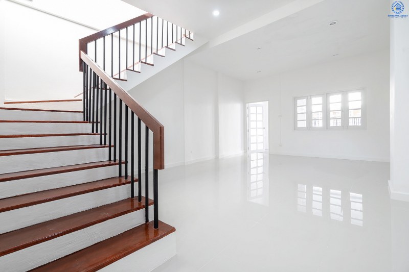 บ้านมือสองตกแต่งใหม่ ใกล้เซ็นทรัลแจ้งวัฒนะ ม.ทรัพย์วัฒนะ (แจ้งวัฒนะ-ปากเกร็ด17) บ้านพร้อมอยู่ ครบครันทุกฟังก์ชั่น เนื้อที่ 18 ตร.ว. 3 ห้องนอน 2 ห้องน้ำ มีครัวเคาน์เตอร์+โรงรถ พร้อมไฟดาวน์ไลท์ทั้งหลัง บนทำเลดีที่สุด! หน้าโครงการห่างจากเซ็นทรัลฯ เพียง 800 เมตร ใกล้ห้าแยกปากเกร็ด ,เมืองทองธานี และรถไฟฟ้าสายสีชมพู เปิดจองแล้ววันนี้..ในราคาพิเศษ