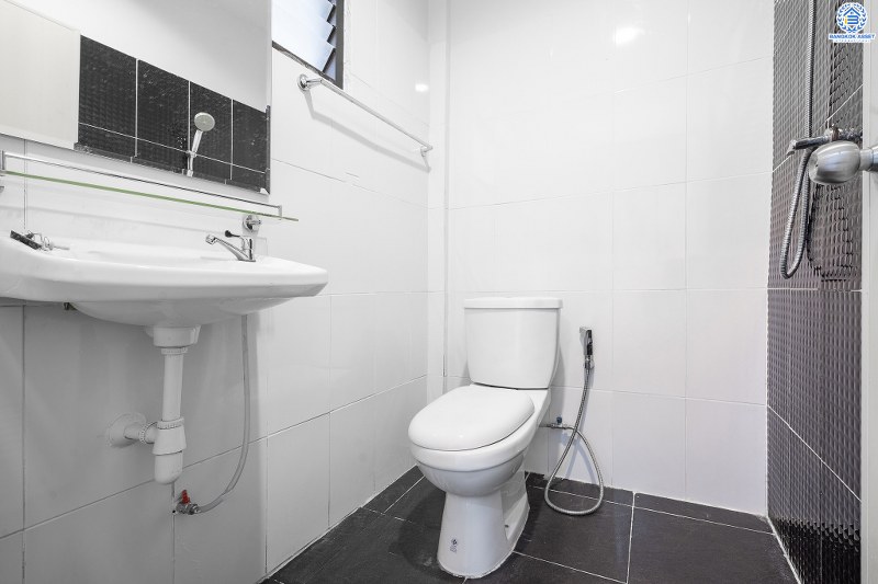 บ้านมือสองตกแต่งใหม่ ใกล้เซ็นทรัลแจ้งวัฒนะ ม.ทรัพย์วัฒนะ (แจ้งวัฒนะ-ปากเกร็ด17) บ้านพร้อมอยู่ ครบครันทุกฟังก์ชั่น เนื้อที่ 18 ตร.ว. 3 ห้องนอน 2 ห้องน้ำ มีครัวเคาน์เตอร์+โรงรถ พร้อมไฟดาวน์ไลท์ทั้งหลัง บนทำเลดีที่สุด! หน้าโครงการห่างจากเซ็นทรัลฯ เพียง 800 เมตร ใกล้ห้าแยกปากเกร็ด ,เมืองทองธานี และรถไฟฟ้าสายสีชมพู เปิดจองแล้ววันนี้..ในราคาพิเศษ