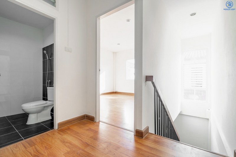 บ้านมือสองตกแต่งใหม่ ใกล้เซ็นทรัลแจ้งวัฒนะ ม.ทรัพย์วัฒนะ (แจ้งวัฒนะ-ปากเกร็ด17) บ้านพร้อมอยู่ ครบครันทุกฟังก์ชั่น เนื้อที่ 18 ตร.ว. 3 ห้องนอน 2 ห้องน้ำ มีครัวเคาน์เตอร์+โรงรถ พร้อมไฟดาวน์ไลท์ทั้งหลัง บนทำเลดีที่สุด! หน้าโครงการห่างจากเซ็นทรัลฯ เพียง 800 เมตร ใกล้ห้าแยกปากเกร็ด ,เมืองทองธานี และรถไฟฟ้าสายสีชมพู เปิดจองแล้ววันนี้..ในราคาพิเศษ