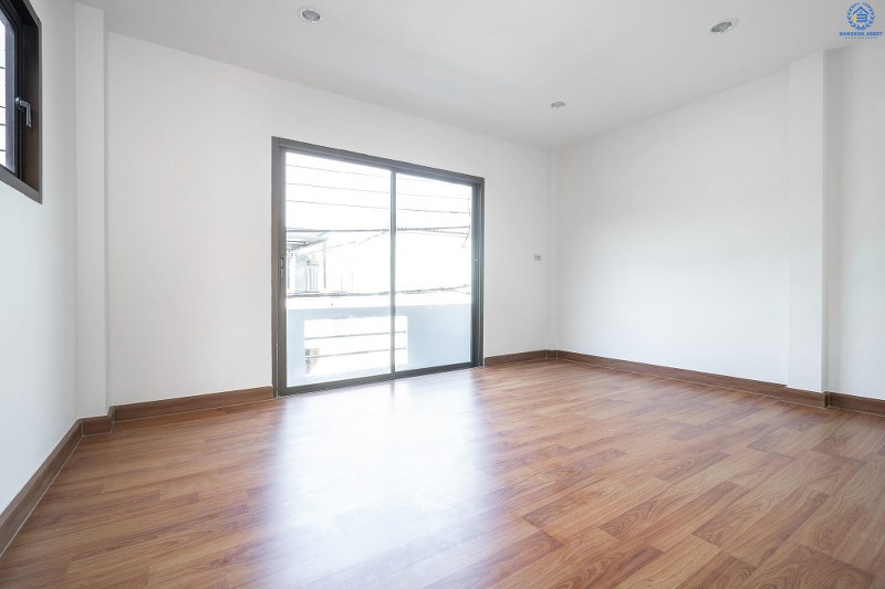 บ้านมือสองตกแต่งใหม่ ใกล้เซ็นทรัลแจ้งวัฒนะ ม.ทรัพย์วัฒนะ (แจ้งวัฒนะ-ปากเกร็ด17) บ้านพร้อมอยู่ ครบครันทุกฟังก์ชั่น เนื้อที่ 18 ตร.ว. 3 ห้องนอน 2 ห้องน้ำ มีครัวเคาน์เตอร์+โรงรถ พร้อมไฟดาวน์ไลท์ทั้งหลัง บนทำเลดีที่สุด! หน้าโครงการห่างจากเซ็นทรัลฯ เพียง 800 เมตร ใกล้ห้าแยกปากเกร็ด ,เมืองทองธานี และรถไฟฟ้าสายสีชมพู เปิดจองแล้ววันนี้..ในราคาพิเศษ