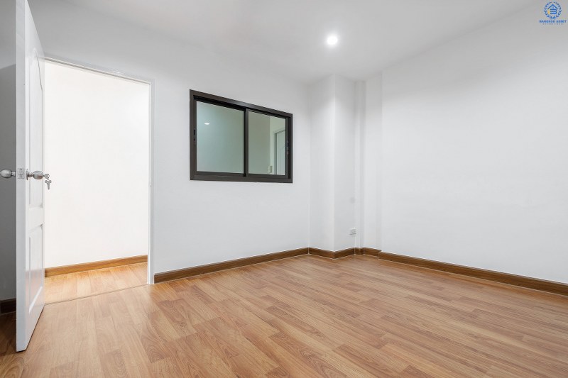 บ้านมือสองตกแต่งใหม่ ใกล้เซ็นทรัลแจ้งวัฒนะ ม.ทรัพย์วัฒนะ (แจ้งวัฒนะ-ปากเกร็ด17) บ้านพร้อมอยู่ ครบครันทุกฟังก์ชั่น เนื้อที่ 18 ตร.ว. 3 ห้องนอน 2 ห้องน้ำ มีครัวเคาน์เตอร์+โรงรถ พร้อมไฟดาวน์ไลท์ทั้งหลัง บนทำเลดีที่สุด! หน้าโครงการห่างจากเซ็นทรัลฯ เพียง 800 เมตร ใกล้ห้าแยกปากเกร็ด ,เมืองทองธานี และรถไฟฟ้าสายสีชมพู เปิดจองแล้ววันนี้..ในราคาพิเศษ