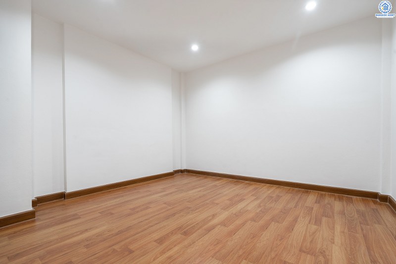 บ้านมือสองตกแต่งใหม่ ใกล้เซ็นทรัลแจ้งวัฒนะ ม.ทรัพย์วัฒนะ (แจ้งวัฒนะ-ปากเกร็ด17) บ้านพร้อมอยู่ ครบครันทุกฟังก์ชั่น เนื้อที่ 18 ตร.ว. 3 ห้องนอน 2 ห้องน้ำ มีครัวเคาน์เตอร์+โรงรถ พร้อมไฟดาวน์ไลท์ทั้งหลัง บนทำเลดีที่สุด! หน้าโครงการห่างจากเซ็นทรัลฯ เพียง 800 เมตร ใกล้ห้าแยกปากเกร็ด ,เมืองทองธานี และรถไฟฟ้าสายสีชมพู เปิดจองแล้ววันนี้..ในราคาพิเศษ