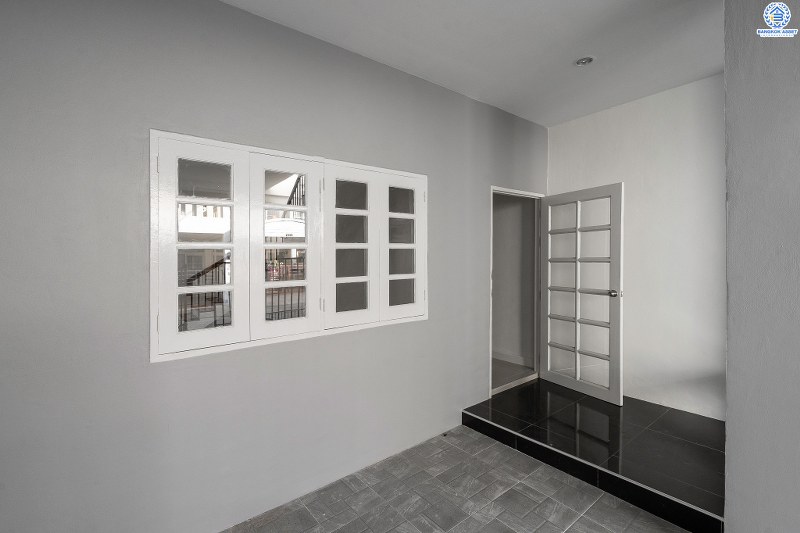 บ้านมือสองตกแต่งใหม่ ใกล้เซ็นทรัลแจ้งวัฒนะ ม.ทรัพย์วัฒนะ (แจ้งวัฒนะ-ปากเกร็ด17) บ้านพร้อมอยู่ ครบครันทุกฟังก์ชั่น เนื้อที่ 18 ตร.ว. 3 ห้องนอน 2 ห้องน้ำ มีครัวเคาน์เตอร์+โรงรถ พร้อมไฟดาวน์ไลท์ทั้งหลัง บนทำเลดีที่สุด! หน้าโครงการห่างจากเซ็นทรัลฯ เพียง 800 เมตร ใกล้ห้าแยกปากเกร็ด ,เมืองทองธานี และรถไฟฟ้าสายสีชมพู เปิดจองแล้ววันนี้..ในราคาพิเศษ