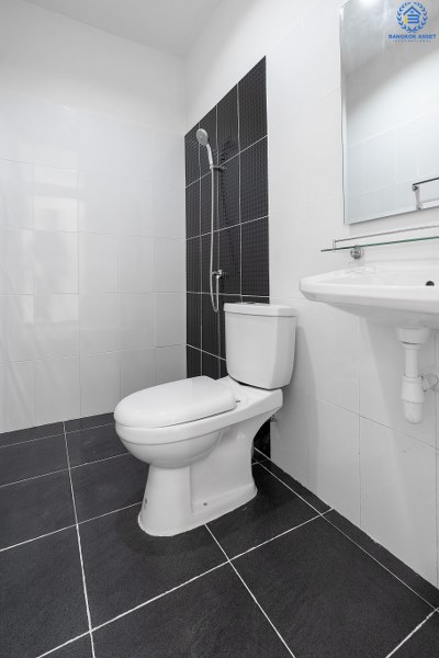 บ้านมือสองตกแต่งใหม่ ใกล้เซ็นทรัลแจ้งวัฒนะ ม.ทรัพย์วัฒนะ (แจ้งวัฒนะ-ปากเกร็ด17) บ้านพร้อมอยู่ ครบครันทุกฟังก์ชั่น เนื้อที่ 18 ตร.ว. 3 ห้องนอน 2 ห้องน้ำ มีครัวเคาน์เตอร์+โรงรถ พร้อมไฟดาวน์ไลท์ทั้งหลัง บนทำเลดีที่สุด! หน้าโครงการห่างจากเซ็นทรัลฯ เพียง 800 เมตร ใกล้ห้าแยกปากเกร็ด ,เมืองทองธานี และรถไฟฟ้าสายสีชมพู เปิดจองแล้ววันนี้..ในราคาพิเศษ