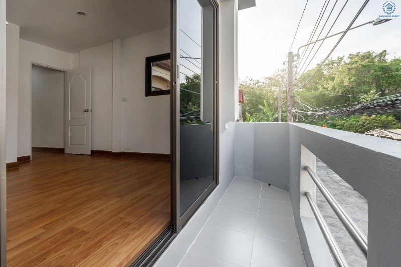 บ้านมือสองตกแต่งใหม่ ใกล้เซ็นทรัลแจ้งวัฒนะ ม.ทรัพย์วัฒนะ (แจ้งวัฒนะ-ปากเกร็ด17) บ้านพร้อมอยู่ ครบครันทุกฟังก์ชั่น เนื้อที่ 18 ตร.ว. 3 ห้องนอน 2 ห้องน้ำ มีครัวเคาน์เตอร์+โรงรถ พร้อมไฟดาวน์ไลท์ทั้งหลัง บนทำเลดีที่สุด! หน้าโครงการห่างจากเซ็นทรัลฯ เพียง 800 เมตร ใกล้ห้าแยกปากเกร็ด ,เมืองทองธานี และรถไฟฟ้าสายสีชมพู เปิดจองแล้ววันนี้..ในราคาพิเศษ