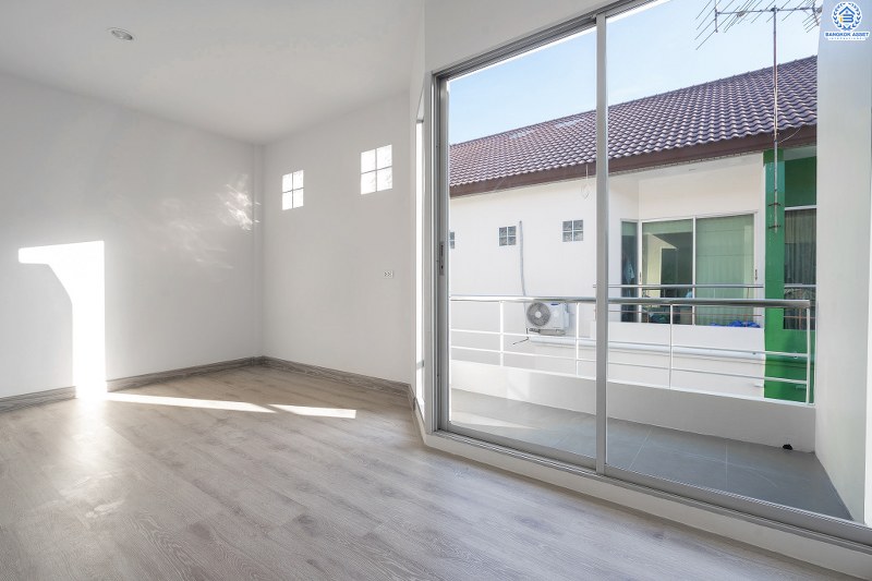 บ้านมือสองตกแต่งใหม่ 3 ชั้น ม.ศุภาลัยพาร์ควิลล์2 พหลโยธิน-รามอินทรา (ซ.รามอินทรา5) บ้านพร้อมอยู่! เนื้อที่ 21.9 ตร.ว. ภายในกว้างขวาง ฟังก์ชั่นจุใจถึง 4นอน 3น้ำ 2 ที่จอดรถส่วนตัว บนสุดยอดทำเล! เชื่อมสู่หลายเส้นทาง เพียง 5 นาทีถึงเซ็นทรัลรามอินทรา ใกล้รถไฟฟ้าสายสีเขียวเข้ม "สถานีสายหยุด" และจุดขึ้นทางด่วนวัชรพล