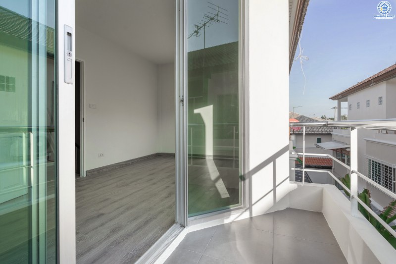 บ้านมือสองตกแต่งใหม่ 3 ชั้น ม.ศุภาลัยพาร์ควิลล์2 พหลโยธิน-รามอินทรา (ซ.รามอินทรา5) บ้านพร้อมอยู่! เนื้อที่ 21.9 ตร.ว. ภายในกว้างขวาง ฟังก์ชั่นจุใจถึง 4นอน 3น้ำ 2 ที่จอดรถส่วนตัว บนสุดยอดทำเล! เชื่อมสู่หลายเส้นทาง เพียง 5 นาทีถึงเซ็นทรัลรามอินทรา ใกล้รถไฟฟ้าสายสีเขียวเข้ม "สถานีสายหยุด" และจุดขึ้นทางด่วนวัชรพล