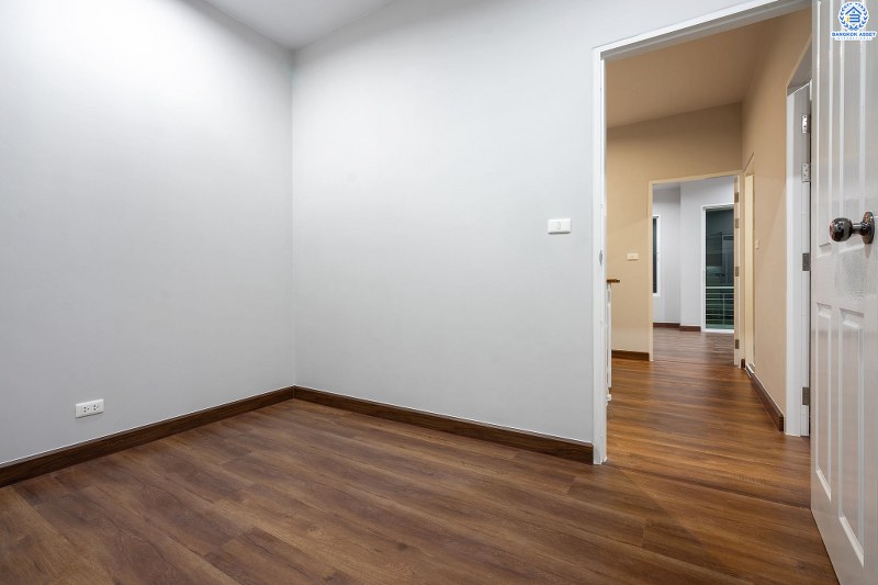 บ้านมือสองตกแต่งใหม่ แบรนด์ AP ม.พลีโน่ พระราม5-ปิ่นเกล้า พร้อมรองรับทุกความสุข บนเนื้อที่ 20.6 ตร.ว. ฟังก์ชั่น 3นอน 2น้ำ หน้าบ้านกว้าง จอดรถได้ถึง 2 คัน สิ่งอำนวยความสะดวกครบ บนสุดยอดทำเล! เข้า-ออกได้ทั้งทางถ.นครอินทร์ และถ.สิรินธร เชื่อมสู่หลายเส้นทางเพียงแค่อึดใจ! ใกล้จุดขึ้นทางด่วน "ศรีรัช"