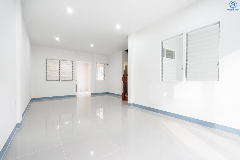 บ้านมือสองตกแต่งใหม่ โครงการ บัวทองธานี ติดถนนกาญจนาภิเษก เนื้อที่ขนาด 21 ตร.ว. ฟังก์ชั่น 3 ห้องนอน 2 ห้องน้ำ ครบครันทั้งครัวเคาน์เตอร์ และโรงรถ ห้องครัวกว้างขวาง ตอบโจทย์ทุกการอยู่อาศัย บนทำเลติดถนนใหญ่ ใกล้เซ็นทรัลเวสต์เกต และรถไฟฟ้าสถานี "คลองบางไผ่"