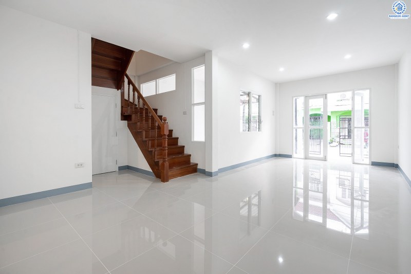 บ้านมือสองตกแต่งใหม่ โครงการ บัวทองธานี ติดถนนกาญจนาภิเษก เนื้อที่ขนาด 21 ตร.ว. ฟังก์ชั่น 3 ห้องนอน 2 ห้องน้ำ ครบครันทั้งครัวเคาน์เตอร์ และโรงรถ ห้องครัวกว้างขวาง ตอบโจทย์ทุกการอยู่อาศัย บนทำเลติดถนนใหญ่ ใกล้เซ็นทรัลเวสต์เกต และรถไฟฟ้าสถานี "คลองบางไผ่"