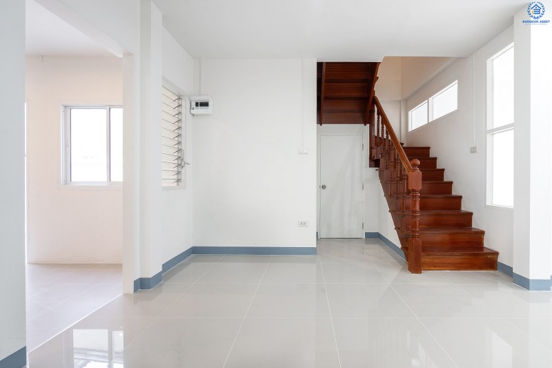 บ้านมือสองตกแต่งใหม่ โครงการ บัวทองธานี ติดถนนกาญจนาภิเษก เนื้อที่ขนาด 21 ตร.ว. ฟังก์ชั่น 3 ห้องนอน 2 ห้องน้ำ ครบครันทั้งครัวเคาน์เตอร์ และโรงรถ ห้องครัวกว้างขวาง ตอบโจทย์ทุกการอยู่อาศัย บนทำเลติดถนนใหญ่ ใกล้เซ็นทรัลเวสต์เกต และรถไฟฟ้าสถานี "คลองบางไผ่"