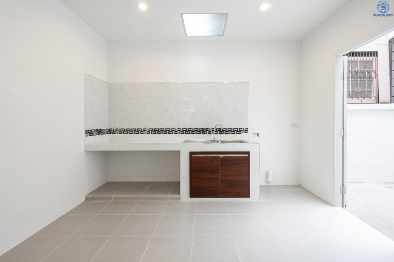 บ้านมือสองตกแต่งใหม่ โครงการ บัวทองธานี ติดถนนกาญจนาภิเษก เนื้อที่ขนาด 21 ตร.ว. ฟังก์ชั่น 3 ห้องนอน 2 ห้องน้ำ ครบครันทั้งครัวเคาน์เตอร์ และโรงรถ ห้องครัวกว้างขวาง ตอบโจทย์ทุกการอยู่อาศัย บนทำเลติดถนนใหญ่ ใกล้เซ็นทรัลเวสต์เกต และรถไฟฟ้าสถานี "คลองบางไผ่"