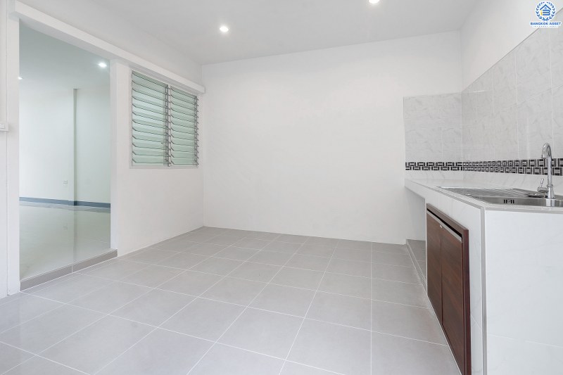 บ้านมือสองตกแต่งใหม่ โครงการ บัวทองธานี ติดถนนกาญจนาภิเษก เนื้อที่ขนาด 21 ตร.ว. ฟังก์ชั่น 3 ห้องนอน 2 ห้องน้ำ ครบครันทั้งครัวเคาน์เตอร์ และโรงรถ ห้องครัวกว้างขวาง ตอบโจทย์ทุกการอยู่อาศัย บนทำเลติดถนนใหญ่ ใกล้เซ็นทรัลเวสต์เกต และรถไฟฟ้าสถานี "คลองบางไผ่"