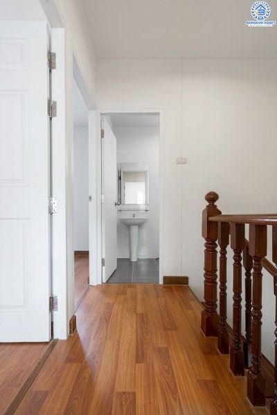 บ้านมือสองตกแต่งใหม่ โครงการ บัวทองธานี ติดถนนกาญจนาภิเษก เนื้อที่ขนาด 21 ตร.ว. ฟังก์ชั่น 3 ห้องนอน 2 ห้องน้ำ ครบครันทั้งครัวเคาน์เตอร์ และโรงรถ ห้องครัวกว้างขวาง ตอบโจทย์ทุกการอยู่อาศัย บนทำเลติดถนนใหญ่ ใกล้เซ็นทรัลเวสต์เกต และรถไฟฟ้าสถานี "คลองบางไผ่"