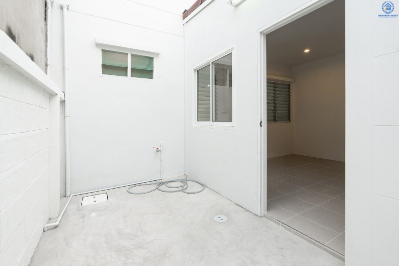 บ้านมือสองตกแต่งใหม่ โครงการ บัวทองธานี ติดถนนกาญจนาภิเษก เนื้อที่ขนาด 21 ตร.ว. ฟังก์ชั่น 3 ห้องนอน 2 ห้องน้ำ ครบครันทั้งครัวเคาน์เตอร์ และโรงรถ ห้องครัวกว้างขวาง ตอบโจทย์ทุกการอยู่อาศัย บนทำเลติดถนนใหญ่ ใกล้เซ็นทรัลเวสต์เกต และรถไฟฟ้าสถานี "คลองบางไผ่"