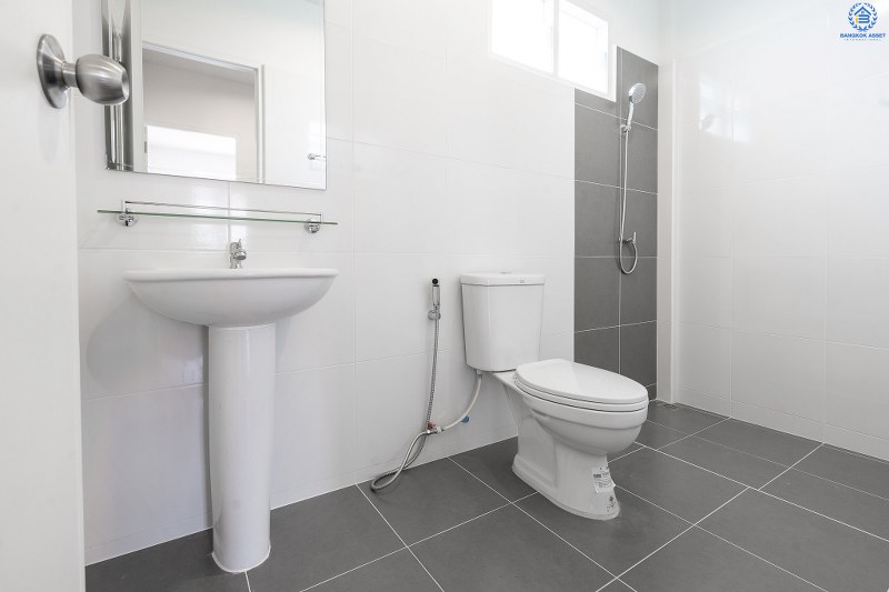 บ้านมือสองตกแต่งใหม่ โครงการ บัวทองธานี ติดถนนกาญจนาภิเษก เนื้อที่ขนาด 21 ตร.ว. ฟังก์ชั่น 3 ห้องนอน 2 ห้องน้ำ ครบครันทั้งครัวเคาน์เตอร์ และโรงรถ ห้องครัวกว้างขวาง ตอบโจทย์ทุกการอยู่อาศัย บนทำเลติดถนนใหญ่ ใกล้เซ็นทรัลเวสต์เกต และรถไฟฟ้าสถานี "คลองบางไผ่"