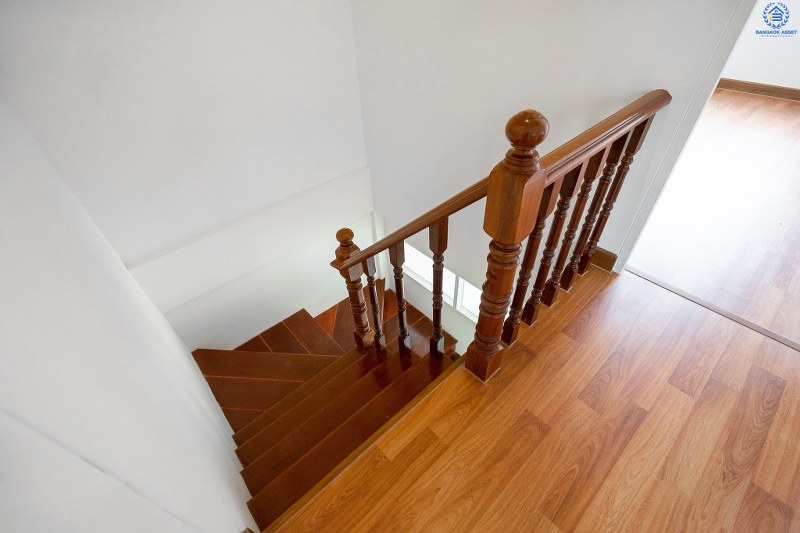 บ้านมือสองตกแต่งใหม่ โครงการ บัวทองธานี ติดถนนกาญจนาภิเษก เนื้อที่ขนาด 21 ตร.ว. ฟังก์ชั่น 3 ห้องนอน 2 ห้องน้ำ ครบครันทั้งครัวเคาน์เตอร์ และโรงรถ ห้องครัวกว้างขวาง ตอบโจทย์ทุกการอยู่อาศัย บนทำเลติดถนนใหญ่ ใกล้เซ็นทรัลเวสต์เกต และรถไฟฟ้าสถานี "คลองบางไผ่"