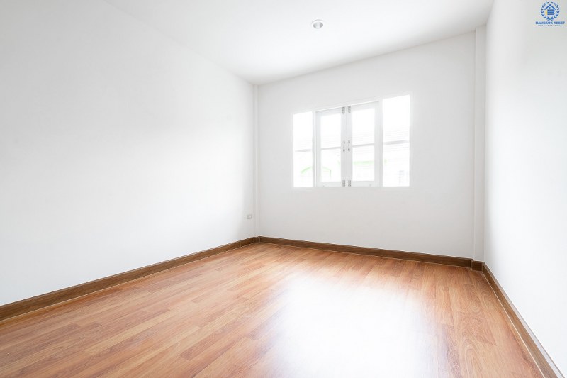 บ้านมือสองตกแต่งใหม่ โครงการ บัวทองธานี ติดถนนกาญจนาภิเษก เนื้อที่ขนาด 21 ตร.ว. ฟังก์ชั่น 3 ห้องนอน 2 ห้องน้ำ ครบครันทั้งครัวเคาน์เตอร์ และโรงรถ ห้องครัวกว้างขวาง ตอบโจทย์ทุกการอยู่อาศัย บนทำเลติดถนนใหญ่ ใกล้เซ็นทรัลเวสต์เกต และรถไฟฟ้าสถานี "คลองบางไผ่"