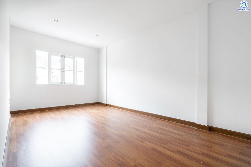 บ้านมือสองตกแต่งใหม่ โครงการ บัวทองธานี ติดถนนกาญจนาภิเษก เนื้อที่ขนาด 21 ตร.ว. ฟังก์ชั่น 3 ห้องนอน 2 ห้องน้ำ ครบครันทั้งครัวเคาน์เตอร์ และโรงรถ ห้องครัวกว้างขวาง ตอบโจทย์ทุกการอยู่อาศัย บนทำเลติดถนนใหญ่ ใกล้เซ็นทรัลเวสต์เกต และรถไฟฟ้าสถานี "คลองบางไผ่"