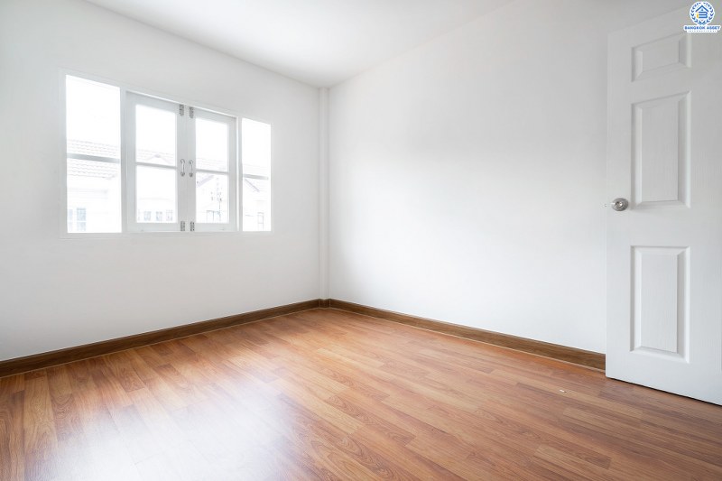 บ้านมือสองตกแต่งใหม่ โครงการ บัวทองธานี ติดถนนกาญจนาภิเษก เนื้อที่ขนาด 21 ตร.ว. ฟังก์ชั่น 3 ห้องนอน 2 ห้องน้ำ ครบครันทั้งครัวเคาน์เตอร์ และโรงรถ ห้องครัวกว้างขวาง ตอบโจทย์ทุกการอยู่อาศัย บนทำเลติดถนนใหญ่ ใกล้เซ็นทรัลเวสต์เกต และรถไฟฟ้าสถานี "คลองบางไผ่"