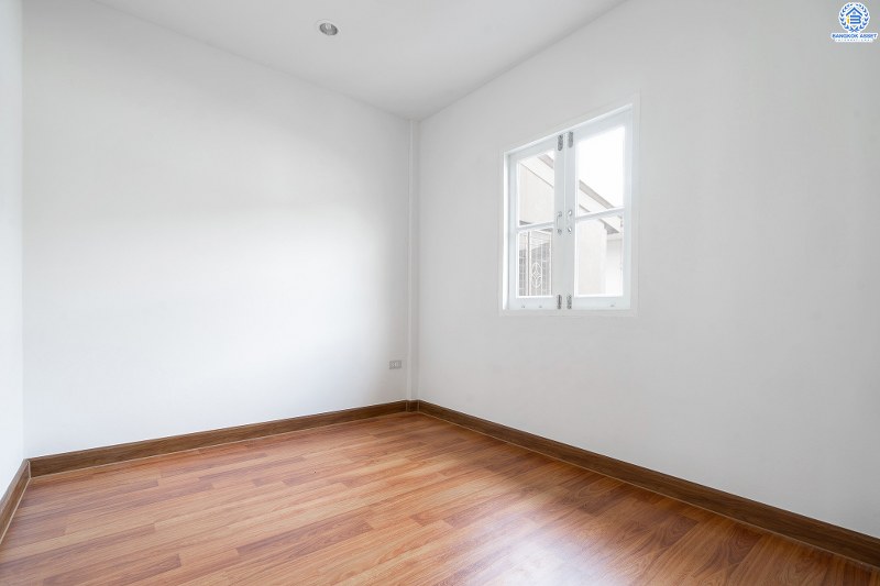 บ้านมือสองตกแต่งใหม่ โครงการ บัวทองธานี ติดถนนกาญจนาภิเษก เนื้อที่ขนาด 21 ตร.ว. ฟังก์ชั่น 3 ห้องนอน 2 ห้องน้ำ ครบครันทั้งครัวเคาน์เตอร์ และโรงรถ ห้องครัวกว้างขวาง ตอบโจทย์ทุกการอยู่อาศัย บนทำเลติดถนนใหญ่ ใกล้เซ็นทรัลเวสต์เกต และรถไฟฟ้าสถานี "คลองบางไผ่"