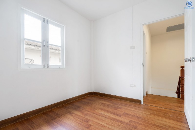 บ้านมือสองตกแต่งใหม่ โครงการ บัวทองธานี ติดถนนกาญจนาภิเษก เนื้อที่ขนาด 21 ตร.ว. ฟังก์ชั่น 3 ห้องนอน 2 ห้องน้ำ ครบครันทั้งครัวเคาน์เตอร์ และโรงรถ ห้องครัวกว้างขวาง ตอบโจทย์ทุกการอยู่อาศัย บนทำเลติดถนนใหญ่ ใกล้เซ็นทรัลเวสต์เกต และรถไฟฟ้าสถานี "คลองบางไผ่"