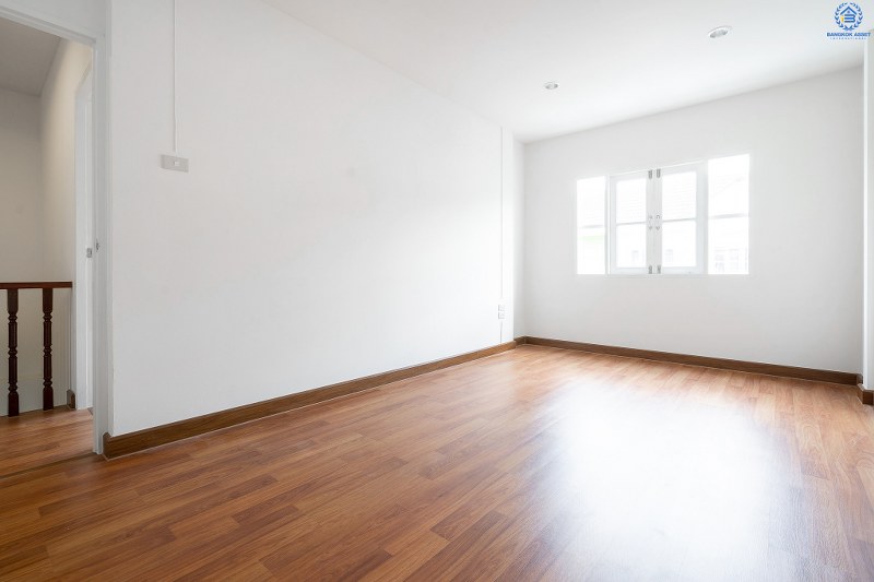 บ้านมือสองตกแต่งใหม่ โครงการ บัวทองธานี ติดถนนกาญจนาภิเษก เนื้อที่ขนาด 21 ตร.ว. ฟังก์ชั่น 3 ห้องนอน 2 ห้องน้ำ ครบครันทั้งครัวเคาน์เตอร์ และโรงรถ ห้องครัวกว้างขวาง ตอบโจทย์ทุกการอยู่อาศัย บนทำเลติดถนนใหญ่ ใกล้เซ็นทรัลเวสต์เกต และรถไฟฟ้าสถานี "คลองบางไผ่"