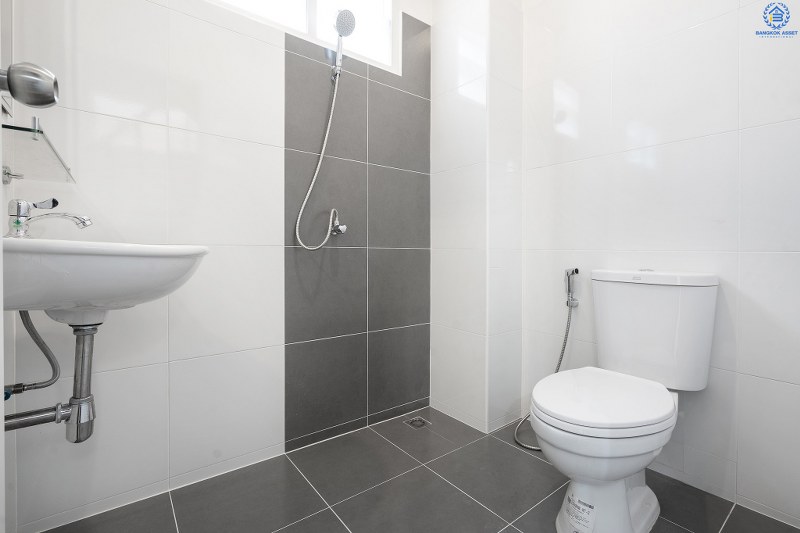 บ้านมือสองตกแต่งใหม่ โครงการ บัวทองธานี ติดถนนกาญจนาภิเษก เนื้อที่ขนาด 21 ตร.ว. ฟังก์ชั่น 3 ห้องนอน 2 ห้องน้ำ ครบครันทั้งครัวเคาน์เตอร์ และโรงรถ ห้องครัวกว้างขวาง ตอบโจทย์ทุกการอยู่อาศัย บนทำเลติดถนนใหญ่ ใกล้เซ็นทรัลเวสต์เกต และรถไฟฟ้าสถานี "คลองบางไผ่"