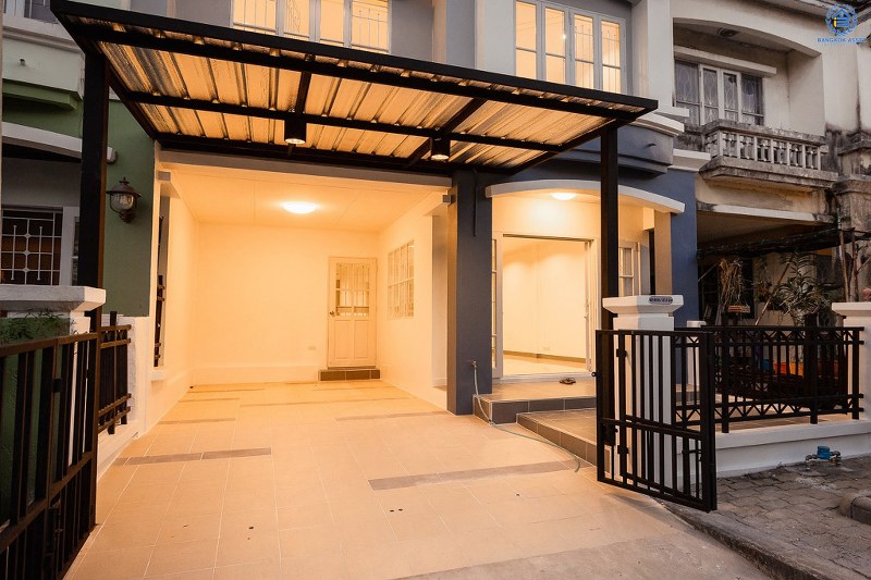 บ้านมือสองตกแต่งใหม่ ม.บุศรินทร์วงแหวน (บ้านกล้วย-ไทรน้อย) โครงการคุณภาพแบรนด์ **L&H** เนื้อที่ 21 ตร.ว. ตกแต่งจัดเต็ม! ฟังก์ชั่นสุดคุ้ม! 3 ห้องนอน 2 ห้องน้ำ ครบครันทั้งครัวเคาน์เตอร์+โรงรถ ตอบโจทย์ทุกการอยู่อาศัย บนทำเลคุณภาพ! ใกล้ถนนใหญ่ เซ็นทรัลเวสต์เกต และ รถไฟฟ้าสถานี "คลองบางไผ่"