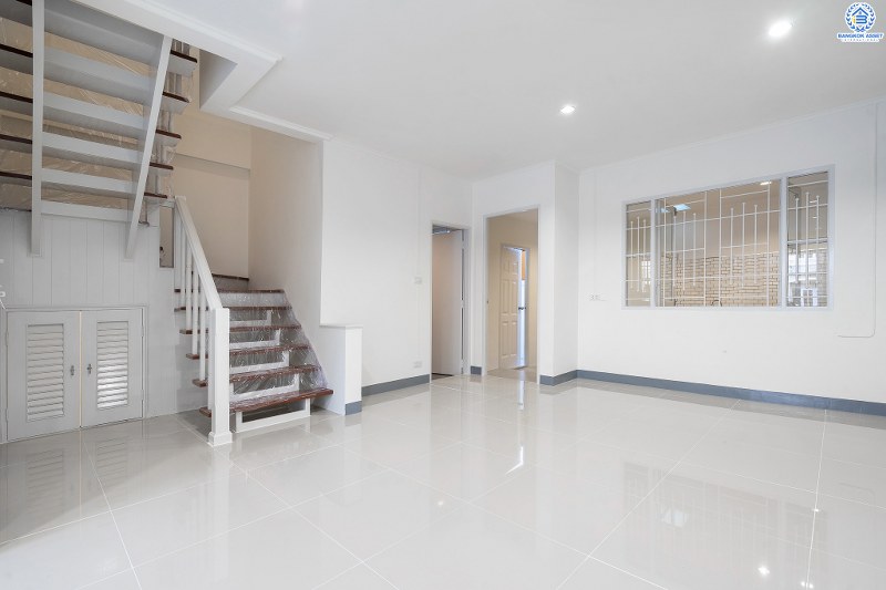 บ้านมือสองตกแต่งใหม่ ม.บุศรินทร์วงแหวน (บ้านกล้วย-ไทรน้อย) โครงการคุณภาพแบรนด์ **L&H** เนื้อที่ 21 ตร.ว. ตกแต่งจัดเต็ม! ฟังก์ชั่นสุดคุ้ม! 3 ห้องนอน 2 ห้องน้ำ ครบครันทั้งครัวเคาน์เตอร์+โรงรถ ตอบโจทย์ทุกการอยู่อาศัย บนทำเลคุณภาพ! ใกล้ถนนใหญ่ เซ็นทรัลเวสต์เกต และ รถไฟฟ้าสถานี "คลองบางไผ่"