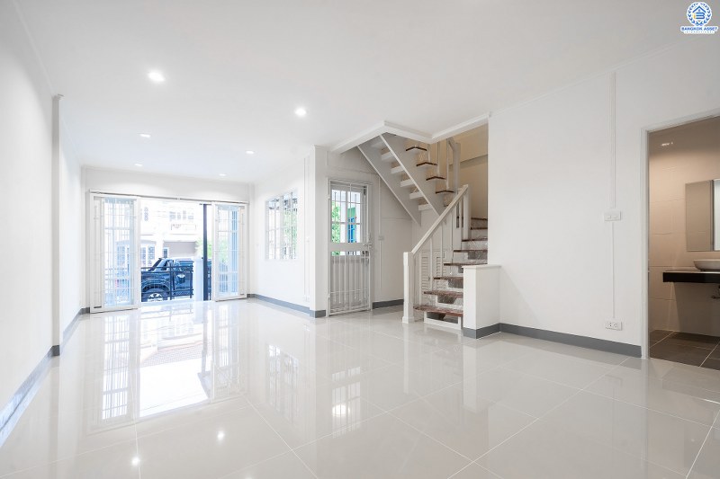 บ้านมือสองตกแต่งใหม่ ม.บุศรินทร์วงแหวน (บ้านกล้วย-ไทรน้อย) โครงการคุณภาพแบรนด์ **L&H** เนื้อที่ 21 ตร.ว. ตกแต่งจัดเต็ม! ฟังก์ชั่นสุดคุ้ม! 3 ห้องนอน 2 ห้องน้ำ ครบครันทั้งครัวเคาน์เตอร์+โรงรถ ตอบโจทย์ทุกการอยู่อาศัย บนทำเลคุณภาพ! ใกล้ถนนใหญ่ เซ็นทรัลเวสต์เกต และ รถไฟฟ้าสถานี "คลองบางไผ่"