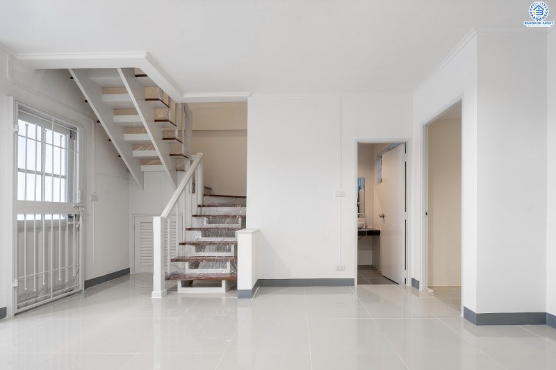 บ้านมือสองตกแต่งใหม่ ม.บุศรินทร์วงแหวน (บ้านกล้วย-ไทรน้อย) โครงการคุณภาพแบรนด์ **L&H** เนื้อที่ 21 ตร.ว. ตกแต่งจัดเต็ม! ฟังก์ชั่นสุดคุ้ม! 3 ห้องนอน 2 ห้องน้ำ ครบครันทั้งครัวเคาน์เตอร์+โรงรถ ตอบโจทย์ทุกการอยู่อาศัย บนทำเลคุณภาพ! ใกล้ถนนใหญ่ เซ็นทรัลเวสต์เกต และ รถไฟฟ้าสถานี "คลองบางไผ่"