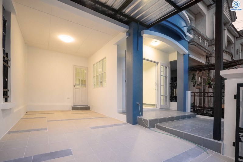 บ้านมือสองตกแต่งใหม่ ม.บุศรินทร์วงแหวน (บ้านกล้วย-ไทรน้อย) โครงการคุณภาพแบรนด์ **L&H** เนื้อที่ 21 ตร.ว. ตกแต่งจัดเต็ม! ฟังก์ชั่นสุดคุ้ม! 3 ห้องนอน 2 ห้องน้ำ ครบครันทั้งครัวเคาน์เตอร์+โรงรถ ตอบโจทย์ทุกการอยู่อาศัย บนทำเลคุณภาพ! ใกล้ถนนใหญ่ เซ็นทรัลเวสต์เกต และ รถไฟฟ้าสถานี "คลองบางไผ่"