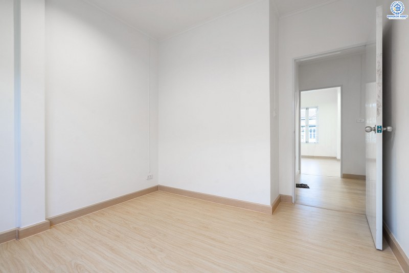 บ้านมือสองตกแต่งใหม่ ม.บุศรินทร์วงแหวน (บ้านกล้วย-ไทรน้อย) โครงการคุณภาพแบรนด์ **L&H** เนื้อที่ 21 ตร.ว. ตกแต่งจัดเต็ม! ฟังก์ชั่นสุดคุ้ม! 3 ห้องนอน 2 ห้องน้ำ ครบครันทั้งครัวเคาน์เตอร์+โรงรถ ตอบโจทย์ทุกการอยู่อาศัย บนทำเลคุณภาพ! ใกล้ถนนใหญ่ เซ็นทรัลเวสต์เกต และ รถไฟฟ้าสถานี "คลองบางไผ่"